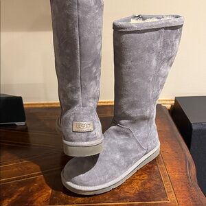 EUC UGG Kenley tall zip up boot size 7